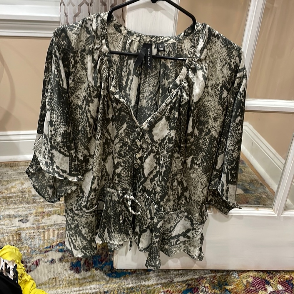 Multi grey colored v neck blouse with oversized arms and a clenched waist inseam